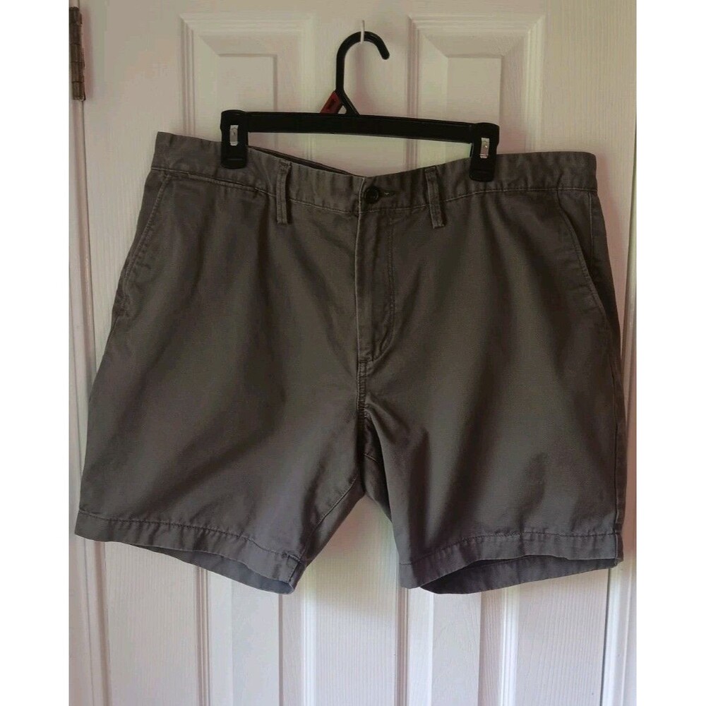 Men's Gap Khakis Shorts Size 40 Olive Green